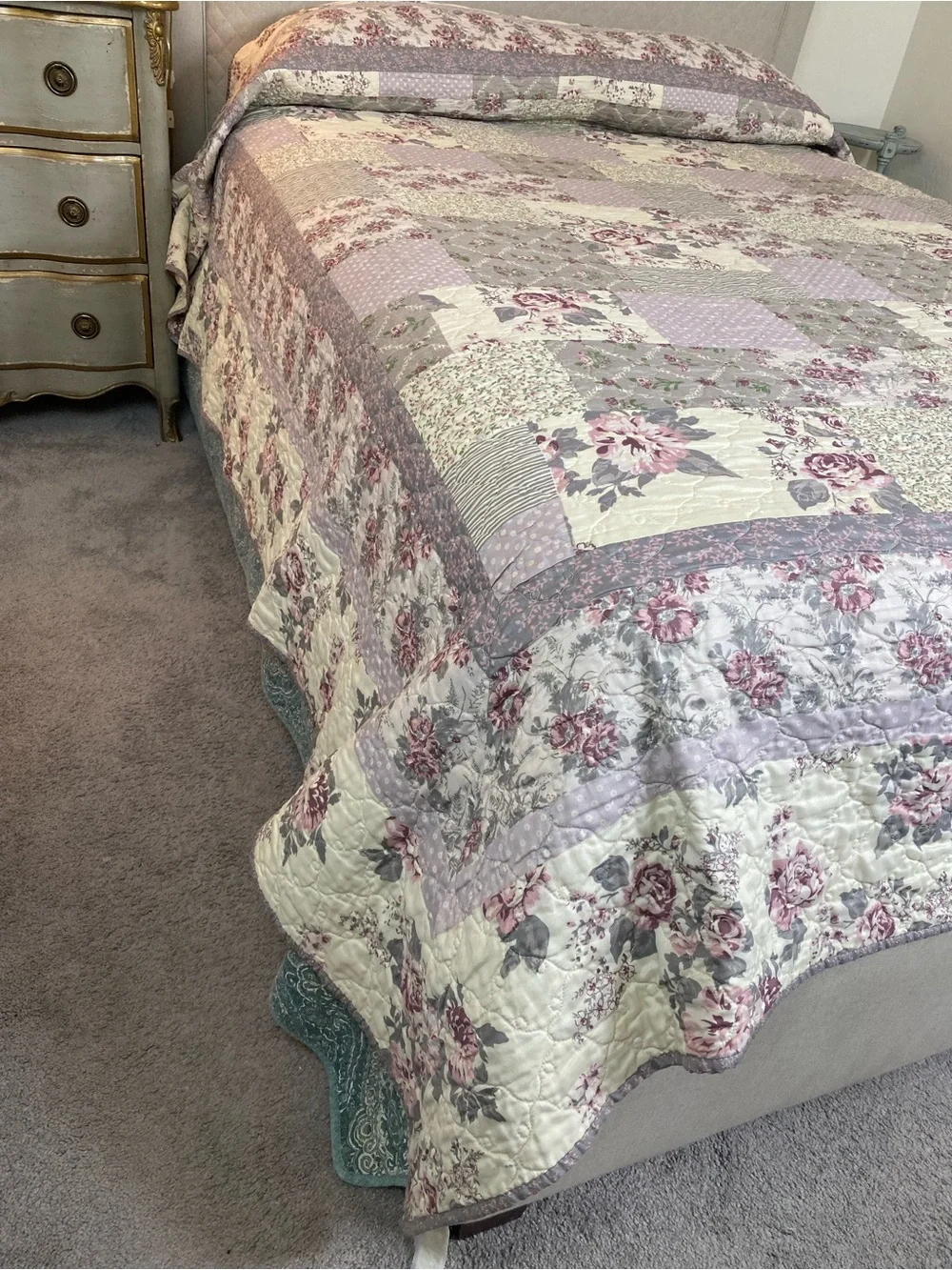 Floral Patchwork Quilt Bedspread in Lavender and Cream Queen